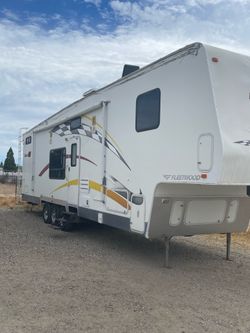 2005 37 ‘ Gearbox toy hauler 5thwheel trailer sleeps ten