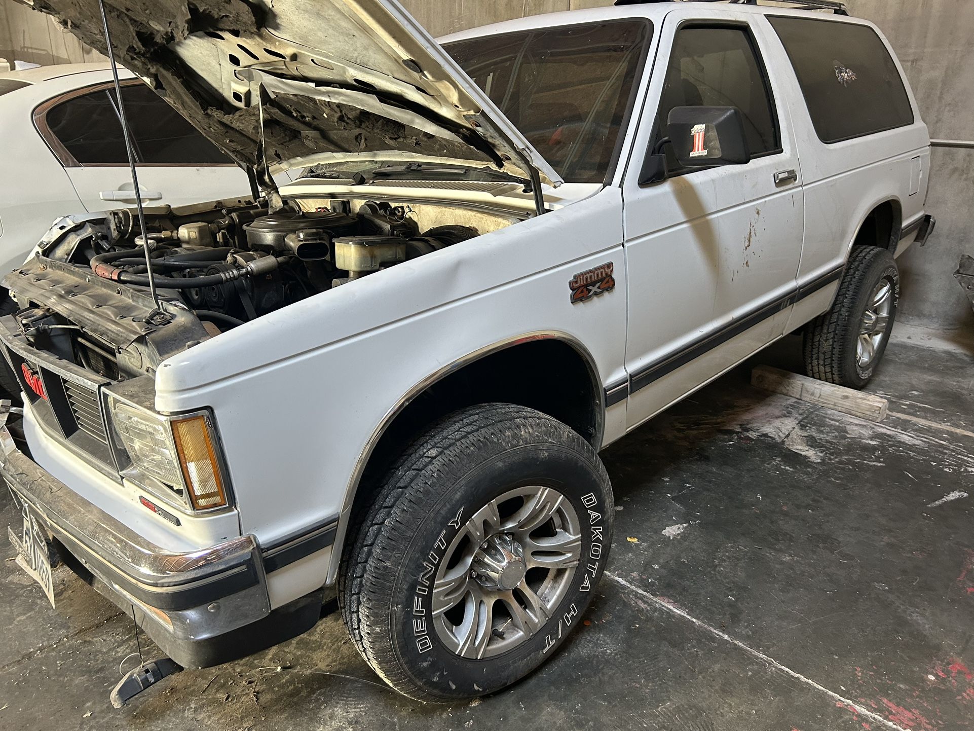 PARTING OUT 1987 GMC. Jimmy S15 S10 Blazer