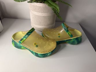 Women’s Crocs Classic Platform  Size 11