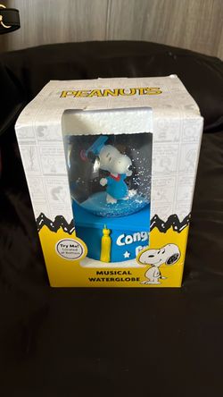 Peanuts Snoopy Graduation Musical Waterglobe