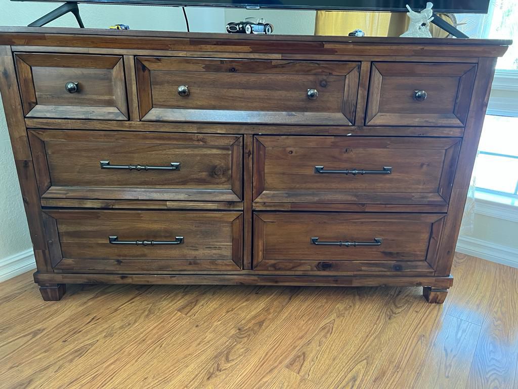 Dresser With Mirror Or Chest 