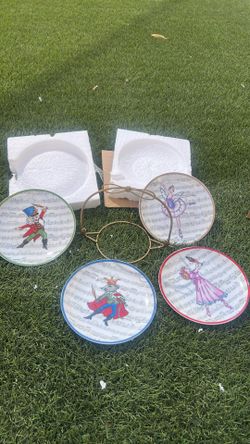 Nutcracker plates with stand