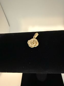 Bonito dije de rosa en oro 14 kilates