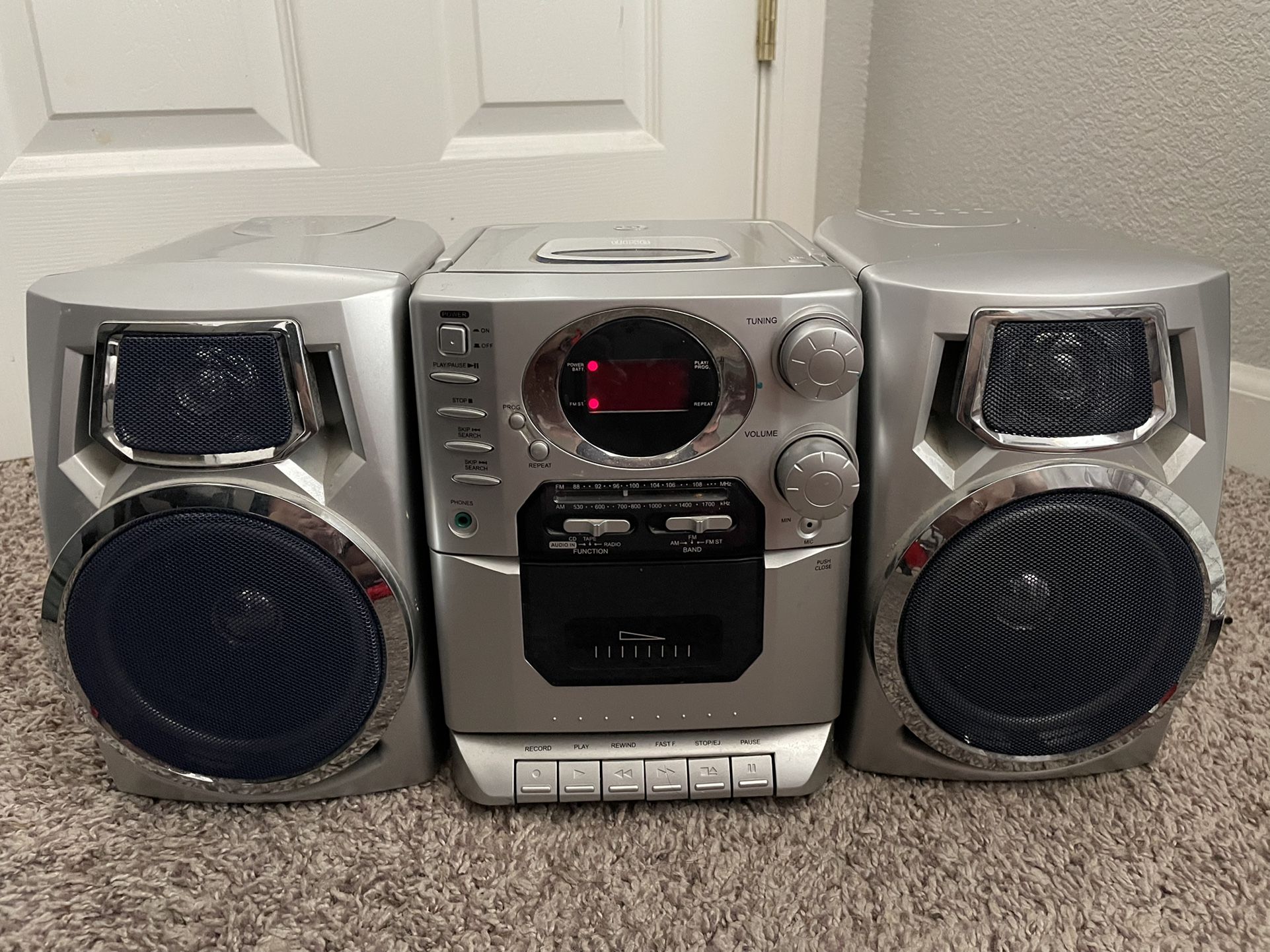 Durabrand Boombox: Radio, CD Player, Cassette player