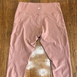 LIKE NEW Lululemon  Wunder Under 20” Crop 12