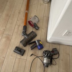 Dyson V8 Vacuum 2 Years Old Needs Battery 