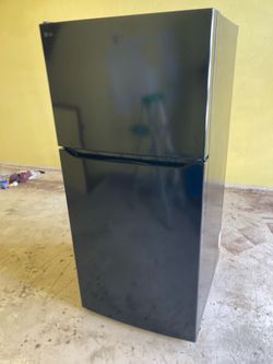 LG refrigerator- like new