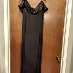 An evening gown, every women need in their closet. SIZE 12   Excellent Condition. 