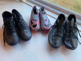 Soccer shoes for boys or girls. Sizes: 8.5, 7 ,4.5