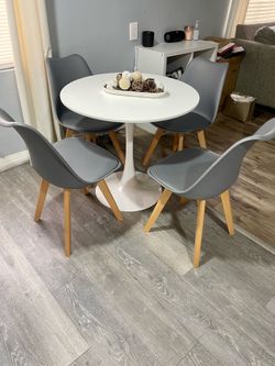 Beautiful Round Table with 4 Chairs — Like New