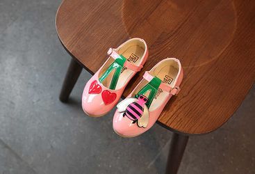 Super cute pink bee & flower AB dress shoes