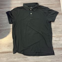 Green polo shirt with a relaxed fit