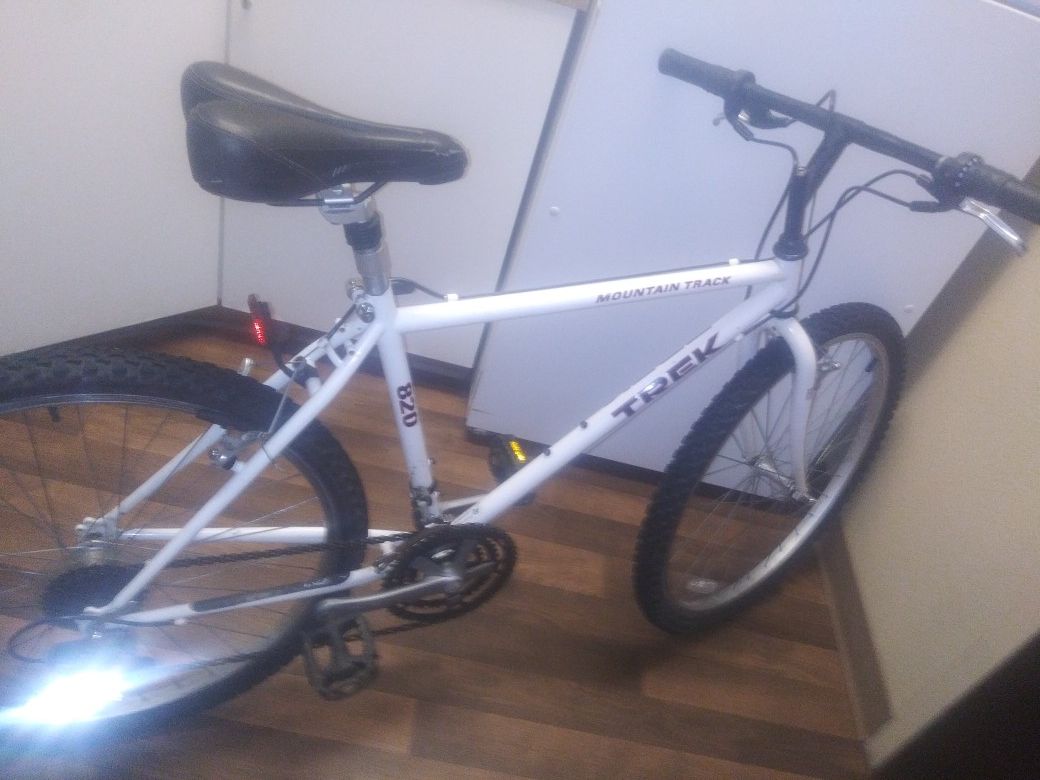 TREK 820 MOUNTAIN BIKE