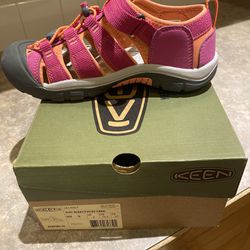 Youth Keen Footwear - Size 5- Very Berry/fushion Coral