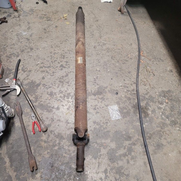 Chevy SILVERADO drive Shaft for Sale in Snohomish, WA OfferUp