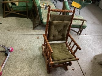 Antique Rocking chair  rocker armchair spindle approximately 1986 no issues very clean made by Tell City company Plainfield, Illinois