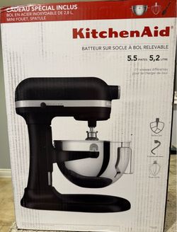 KitchenAid 5.5 Quart Bowl-Lift Stand Mixer with Attachments + Extras Black