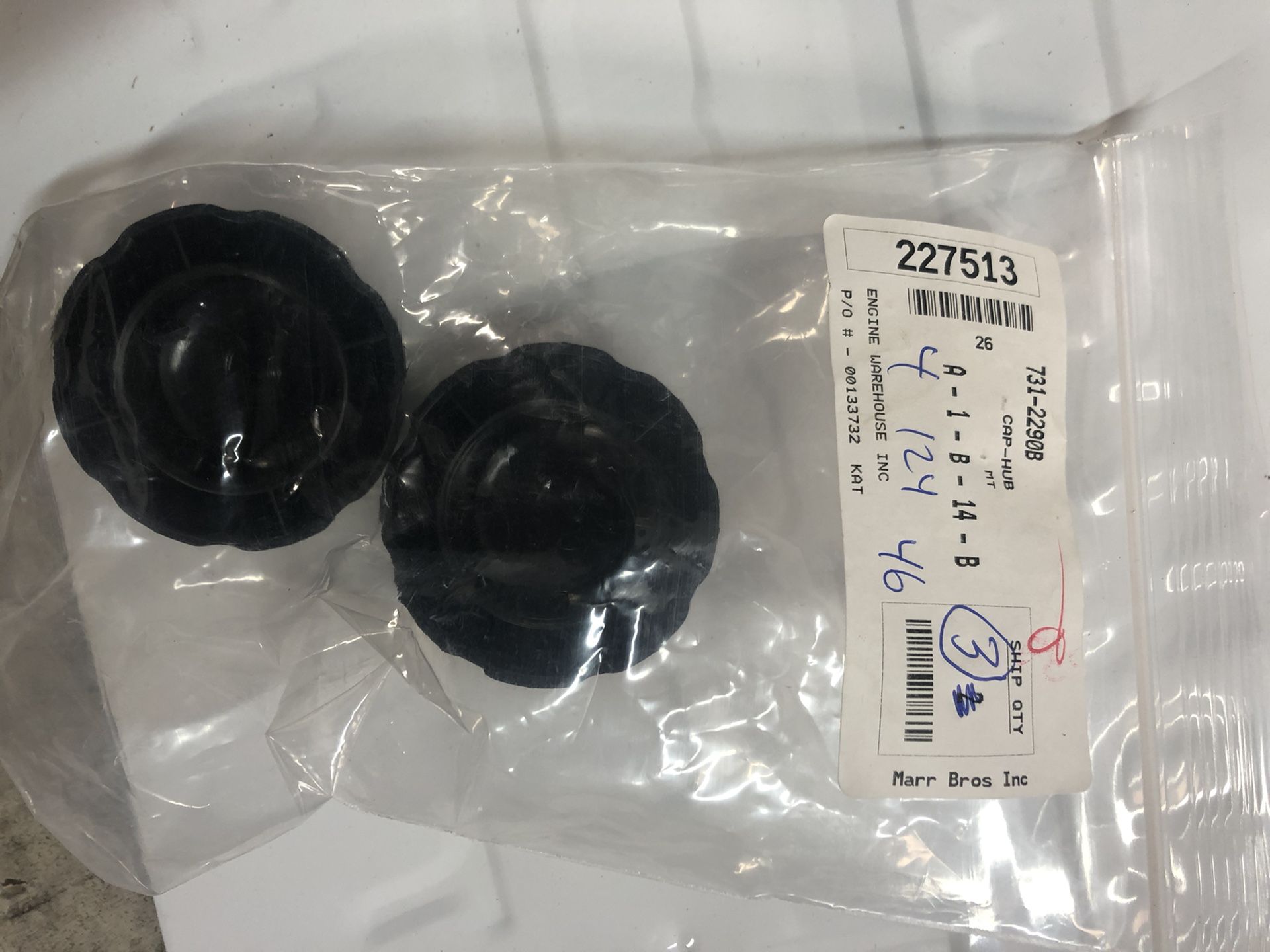 Riding mower hub cap