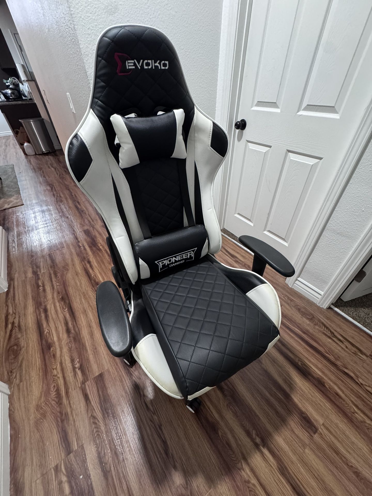 Evoko Black/White Gaming Chair