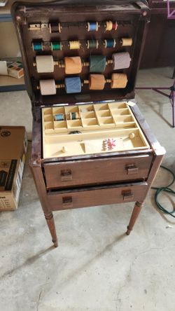 Sewing cabinet and sewing machine inCabinet