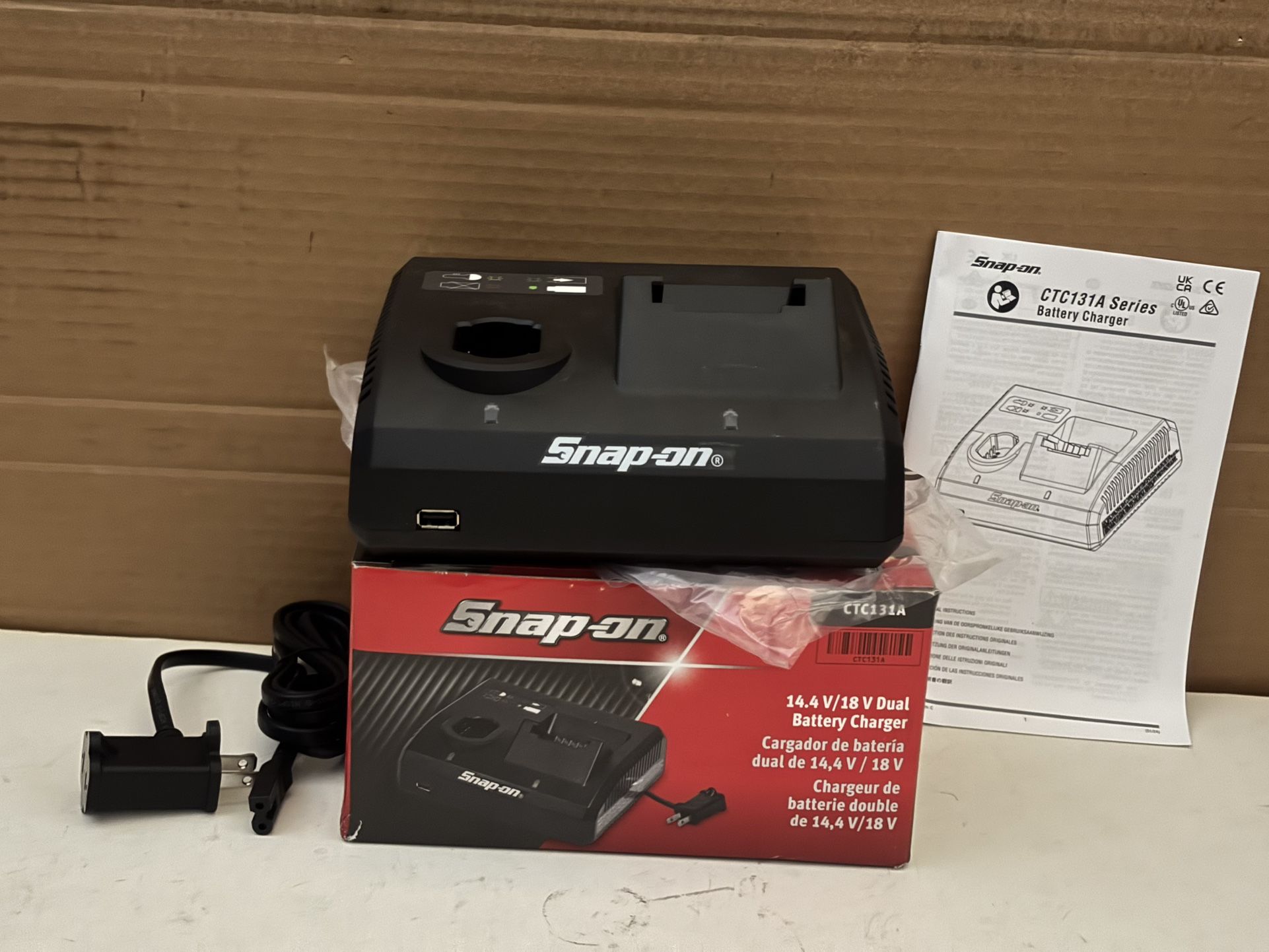 Snap-on Tools 14.4 V and 18 V Dual Bay Charger