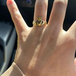 Size 7.5 18k Gold Claddagh  Ring With Emerald Chip