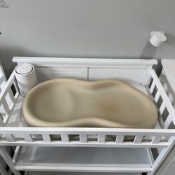 Keekaroo Changing Pad And Changing Table. 