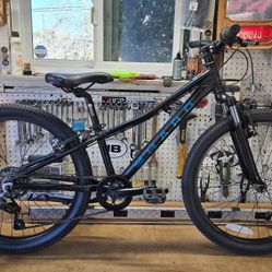 Beautiful HARO Flightline 24 Black 24" Youth Mountain Bike