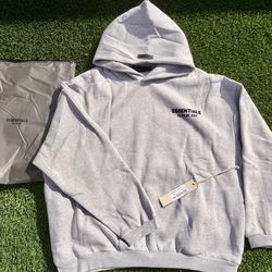 Fear of God Essentials grey hoodie Size L #essentials #luxe newest Model with SZN 25 GREY •