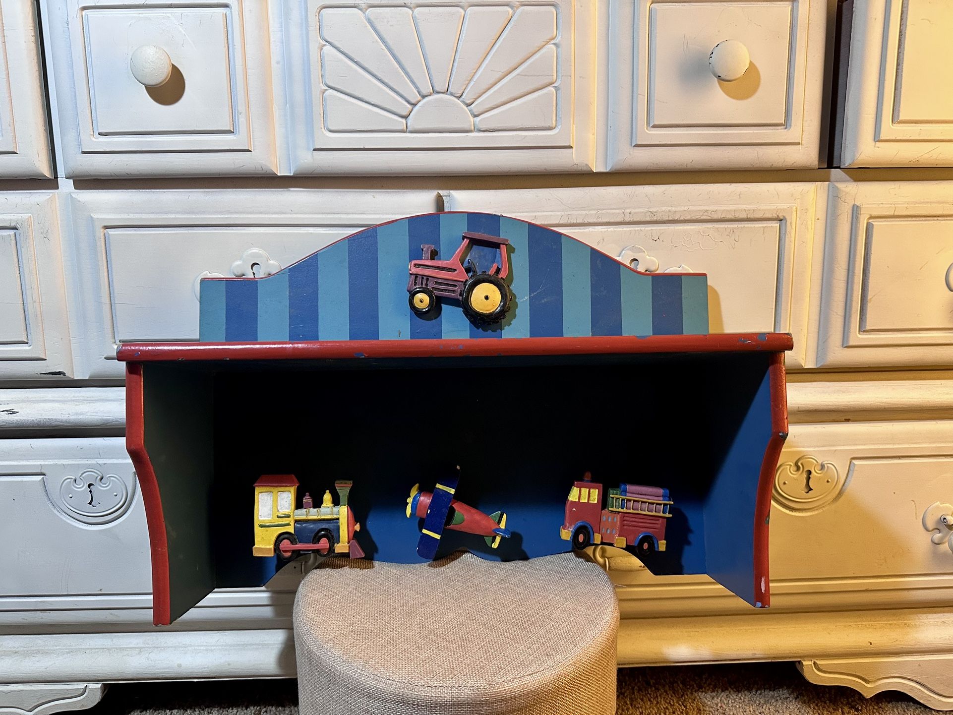 Kids Wall Shelf with Toy Theme