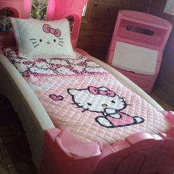 TWIN BEDDING SET FOR SALE.