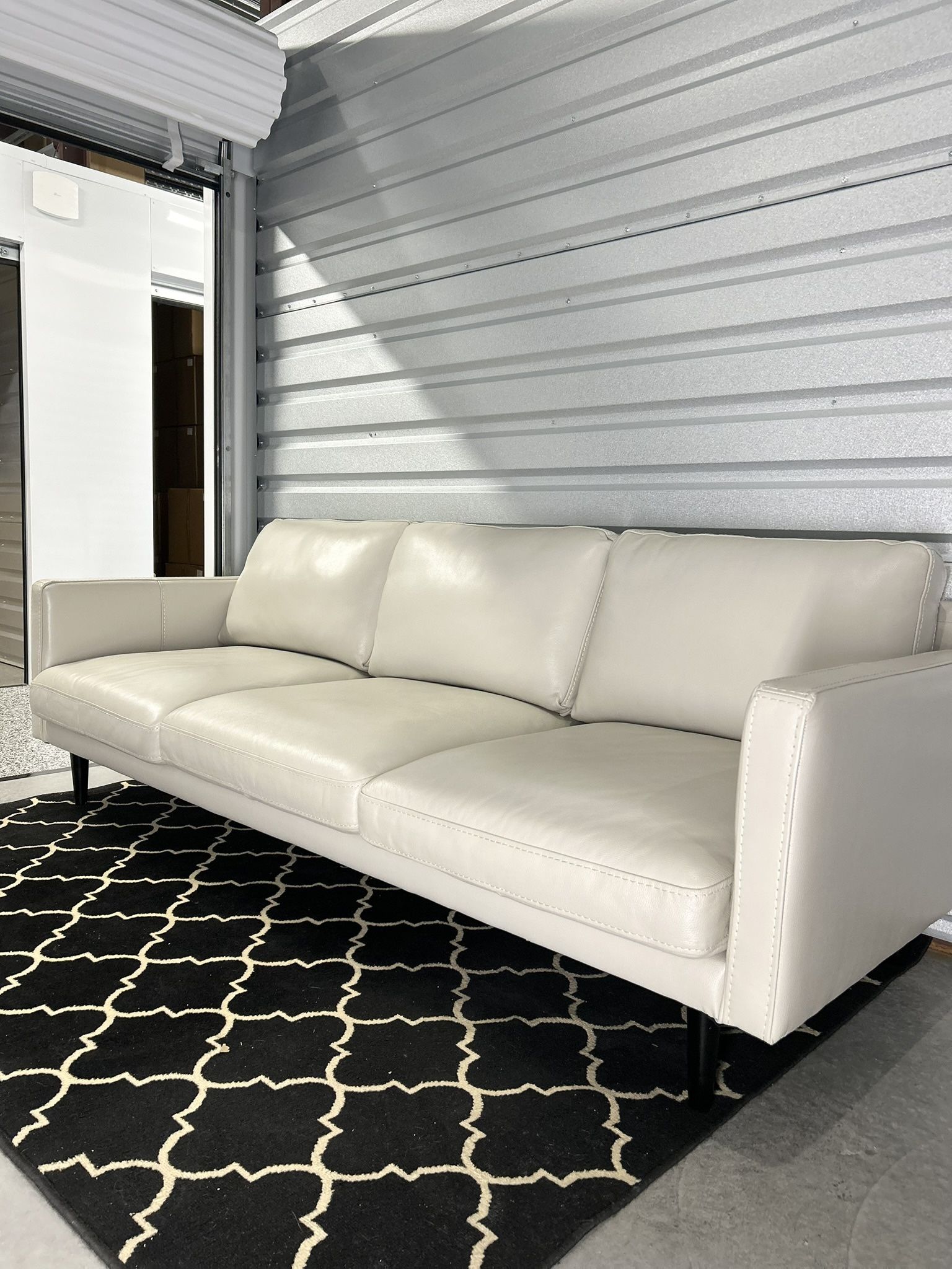 Luxury Leather Couch (Free Delivery)