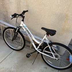 Roadmaster Granite Peak Women’s Bike 26′′ – White, Front Suspension, 18-Speed