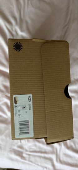 UGGS SLIPPERS SIZE 4