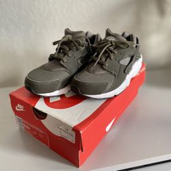 white and green huaraches nike preschool size 2.5