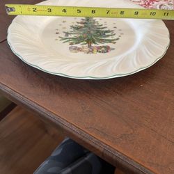 Nikko Happy Holidays 9 dinner size plates 