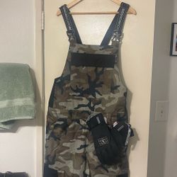 DC Snowboarding Men’s Bib Pants – Camo – Size Medium – 10K + Gloves Excellent Condition 