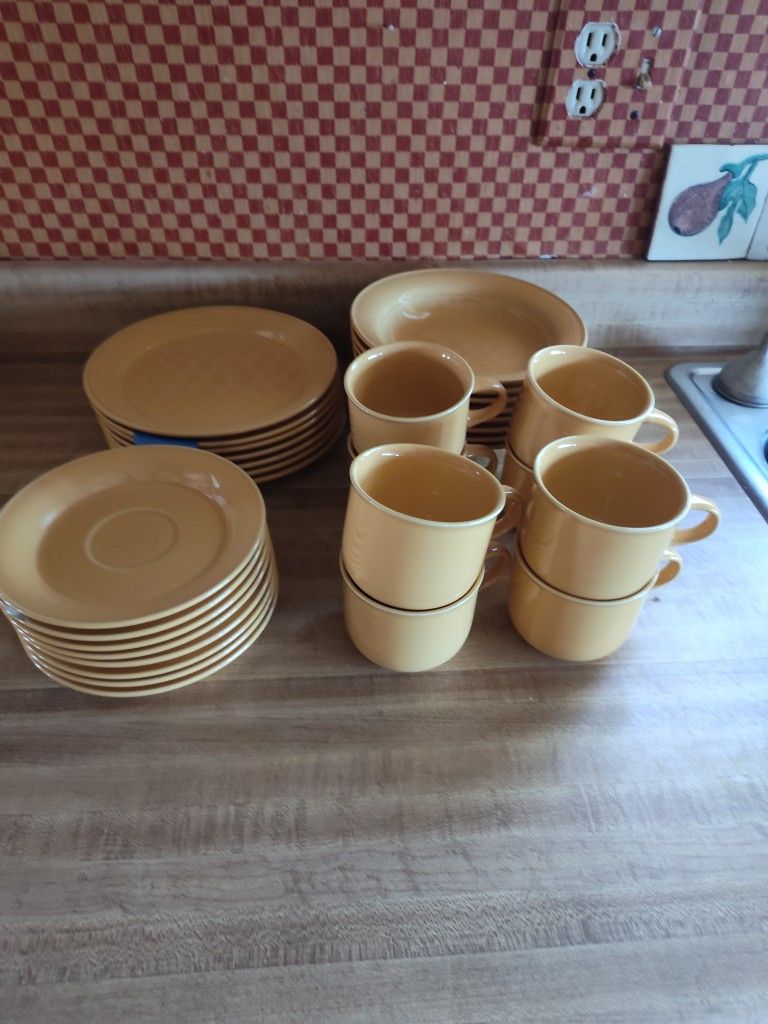 Vintage Nancy Calhoun Honey Colored Dinner Plate & Cups Set