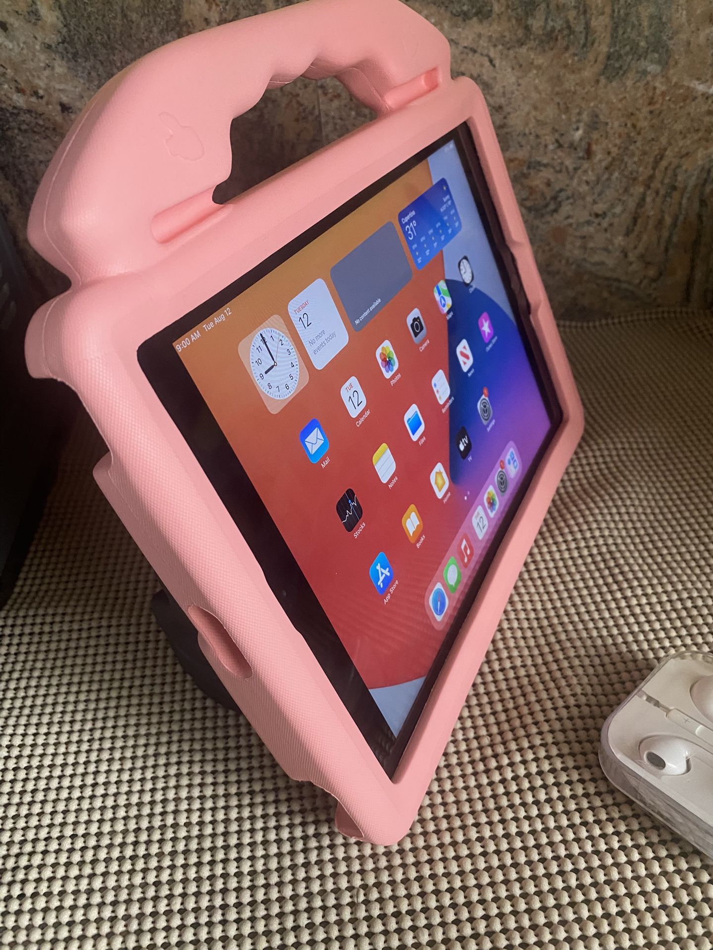 Apple IPad Air 2 (9.7” Retina / Touch ID ) 64 GB with case & Accessories 