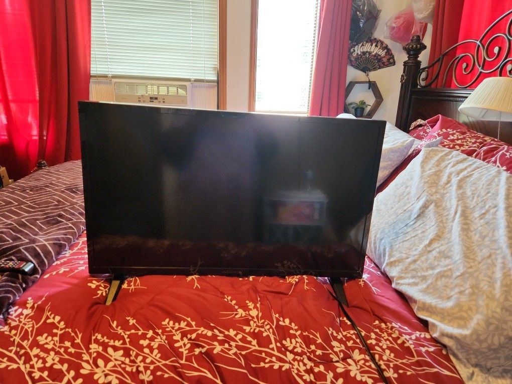 32 Inch Flat Screen Tv W/Remote