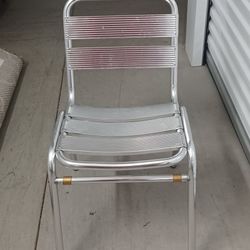 MODERN METAL/CHROME CHAIR