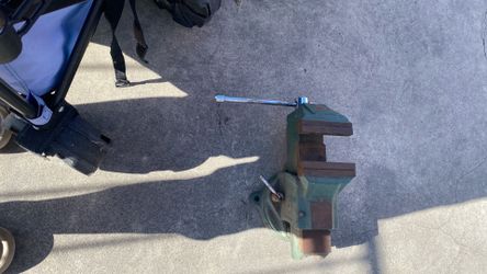 Bench vise