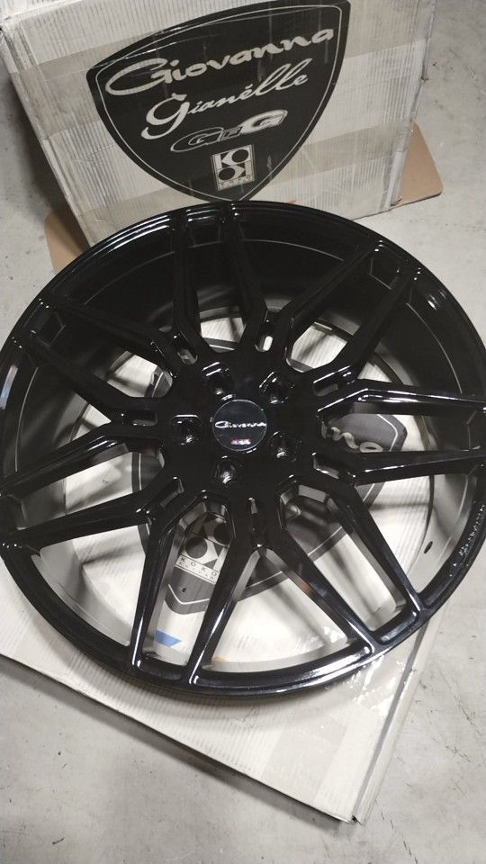22" Giovanna Bogota Wheels Pirelli PZero Tires