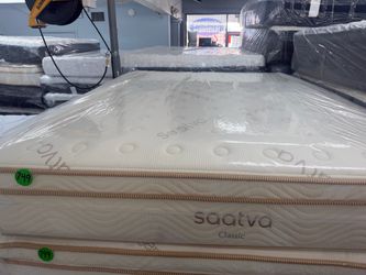 QUEEN SIZE SAATVA CLASSIC MATTRESS & BOX SPRING BED SET