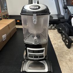 Shark Navigator Lift-Away Deluxe Vacuum