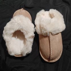women's slippers.  M