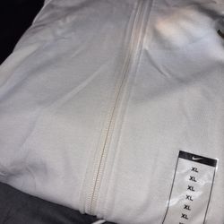 Brand New  Nike Sweatsuit Size XL Ask 50