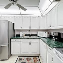 2/2- 1100ft Condo