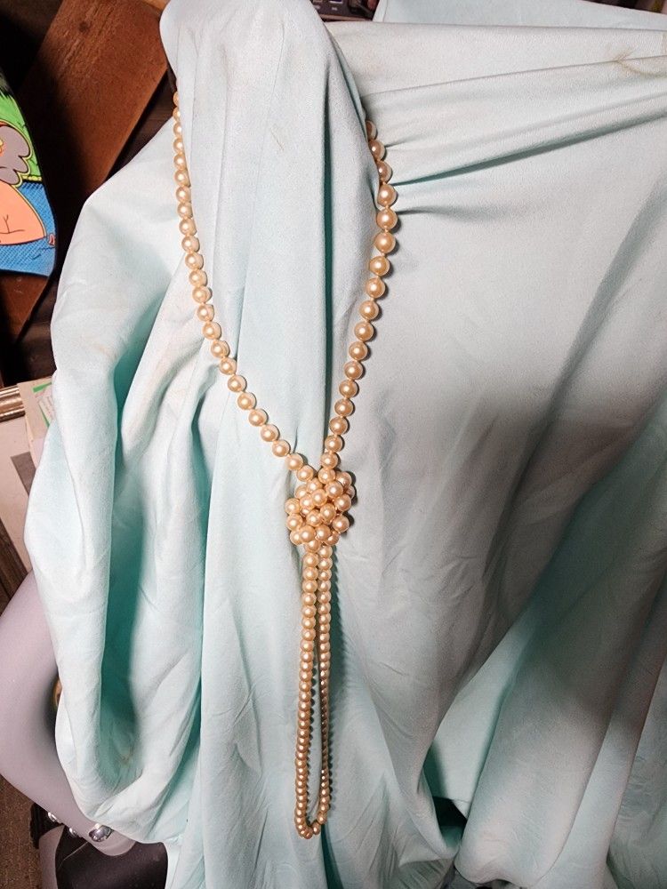 VINTAGE cream Colored Pearl's 28"