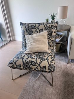 Designer chair like new